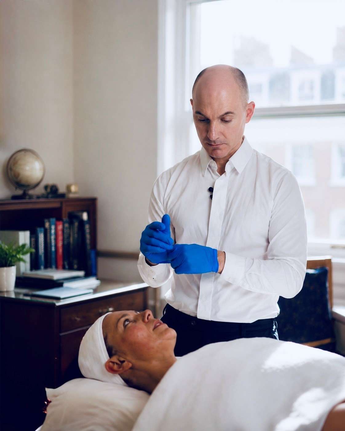 Dr John Tsagaris consulting with a patient during a health optimisation treatment